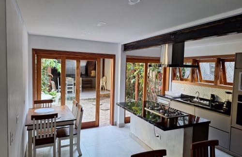 Maresias Maison | Condominio Vila dos Tucanos Canto Moreira 1 quadra da praia , 4 quartos , 3 banheiros ,q tenis, piscina , churrasqueira privativa ,portaria 24 hs