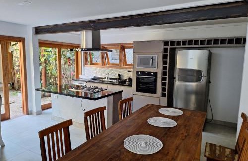 Maresias Maison | Condominio Vila dos Tucanos Canto Moreira 1 quadra da praia , 4 quartos , 3 banheiros ,q tenis, piscina , churrasqueira privativa ,portaria 24 hs