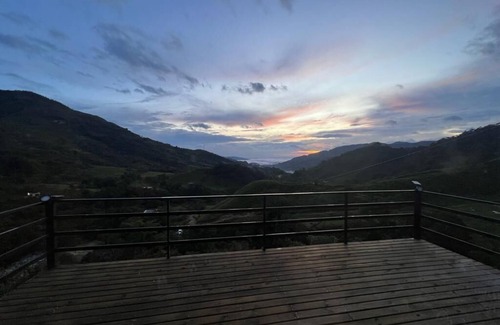 San Rafael Cabine | Conecta con la Magia, Hermosa Cabaña en la Colina