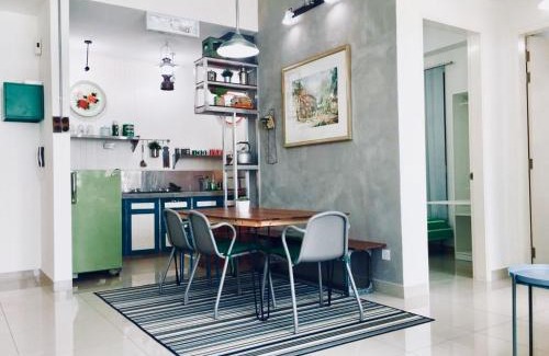 Putrajaya Appartement | Conezion IOI Putrajaya (Rustic Suite, 3 Bedrooms, 2 Baths, WiFi, Pool & City View) by MRK