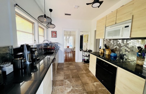 Downtown Fort Lauderdale Maison | Confortable old Florida coral house 3 bed 2 bath pool and peacocks Las olas 1mil