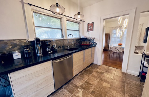 Downtown Fort Lauderdale Maison | Confortable old Florida coral house 3 bed 2 bath pool and peacocks Las olas 1mil