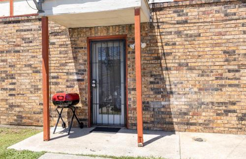 South Arlington Appartement | Congeniality and Comfort. All the essentials with class, 2 nights? 2 weeks? Stay, relax, work, or go out for fun.