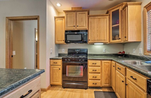 Conneaut Lakeshore Maison | Lac Conneaut Home w / Fire Pit 0. 7 Mi à la plage / parc