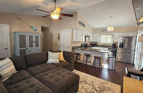 Conneaut Lakeshore Maison | Conneaut Lake Retreat with Hot Tub and Rustic Firepit, 3/8 miles to the Lake