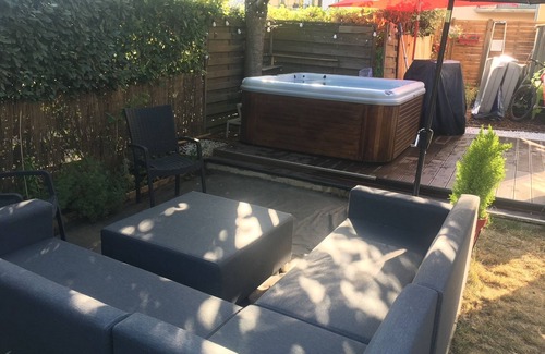 Voisins-le-Bretonneux Appartement | Appartement contemporain avec jardin et jacuzzi