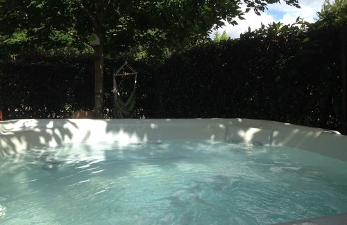 Voisins-le-Bretonneux Appartement | Appartement contemporain avec jardin et jacuzzi