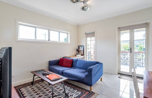 Ashgrove Appartement | Contemporary 2BR Escape: Upper-Level Sanctuary
