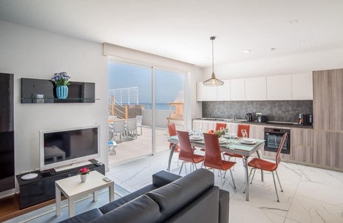 San Tumas Appartement | Appartement contemporain avec vue imprenable sur la mer et piscine privée à débordement