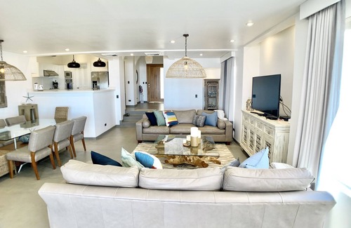 Playa Hermosa Copropriété | contemporain-plage-avant-gem-gated-communauté-droit-sur-l'eau avec piscine!