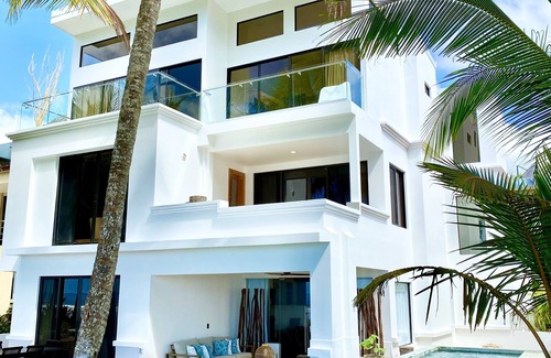 Playa Hermosa Copropriété | contemporain-plage-avant-gem-gated-communauté-droit-sur-l'eau avec piscine!