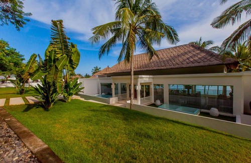 Manggis Villa | Villa de style contemporain et colonial avec 3 chambres et vue sur la mer, Candidasa