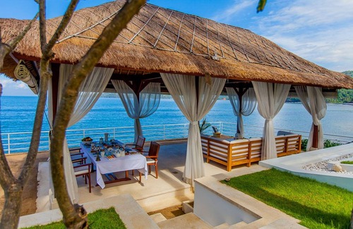 Manggis Villa | Villa de style contemporain et colonial avec 3 chambres et vue sur la mer, Candidasa