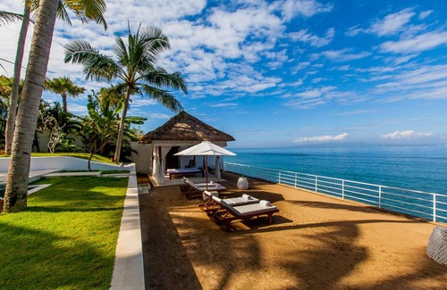 Manggis Villa | Villa de style contemporain et colonial avec 3 chambres et vue sur la mer, Candidasa