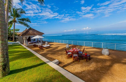 Manggis Villa | Villa de style contemporain et colonial avec 3 chambres et vue sur la mer, Candidasa