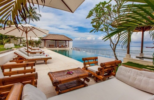 Manggis Villa | Villa contemporaine de 4 chambres de style colonial avec vue sur l'océan, Candidasa;