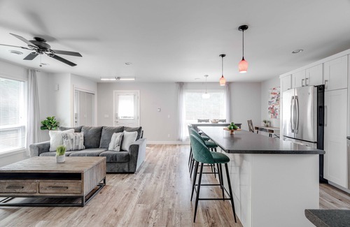 Byron Appartement | Contemporary & Comfy 2-Bedroom Unit; Byron Village