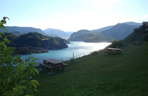 Le Sauze-du-Lac Appartement | gîte contemporain entre Ubaye et Durance surplombant le lac de Serre Ponçon