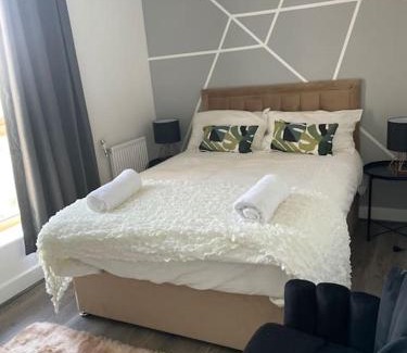 Dagenham Maison | Contemporary Haven: 4-Bed House in Dagenham