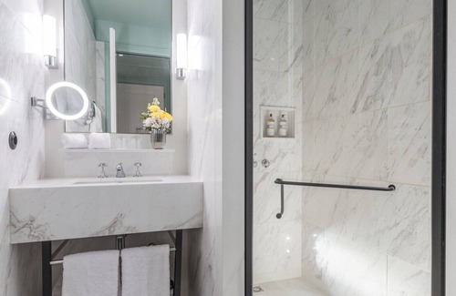 Centro / Baixa Hôtel | Contemporary Hideaway In the Heart of Porto City! Room with Aliados Views! Pool!