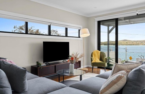 Speers Point Maison | Contemporary home with water vistas - Speers Point