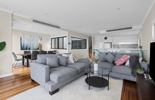 Speers Point Maison | Contemporary home with water vistas - Speers Point