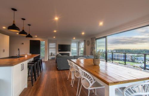 Kaikoura Maison | Contemporary Home with Ocean and Mountain Views
