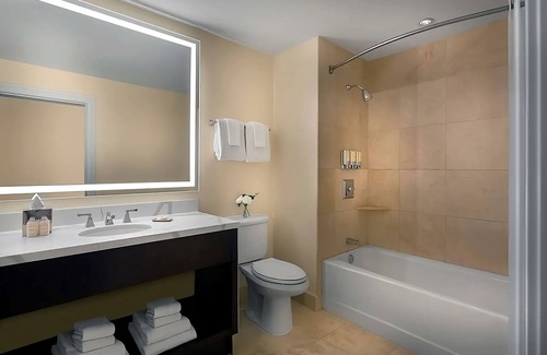 Central West End Hôtel | Contemporary Hotel in Central West End District! 3 Spaces, Parking, Outdoor Pool