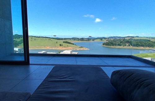 Joanopolis Maison | CONTEMPORARY HOUSE IN GATED COMMUNITY OVERLOOKING THE DAM