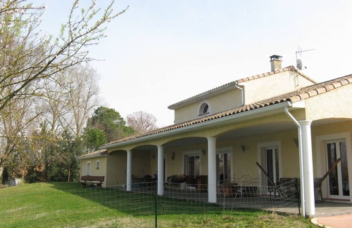 Grenade-sur-Garonne Maison | Contemporary house with heated swimming pool on the edge of a private lake ... paradise