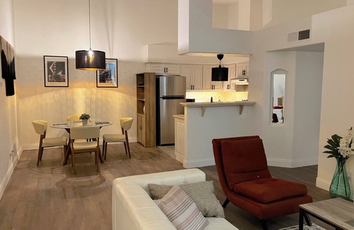 Gibson Springs Copropriété | Contemporary luxurious Condo with Mountain View’s in Henderson . WiFi, Roku TV.
