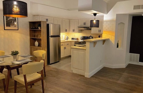 Gibson Springs Copropriété | Contemporary luxurious Condo with Mountain View’s in Henderson . WiFi, Roku TV.