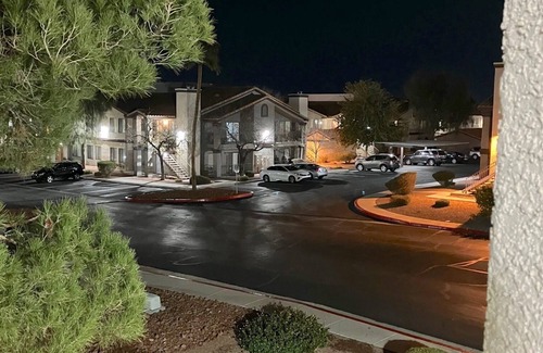 Gibson Springs Copropriété | Contemporary luxurious Condo with Mountain View’s in Henderson . WiFi, Roku TV.