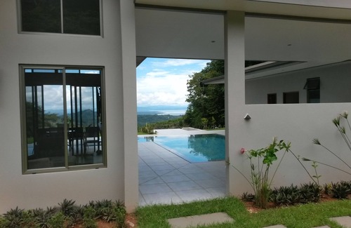 Ojochal Maison | Luxe Maison Contemporaine offre de superbes 360 ° sur l'océan et montagne
