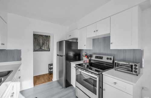 Marpole Appartement | Contemporary one-bed condo conveniently located near YVR & downtown Vancouver.