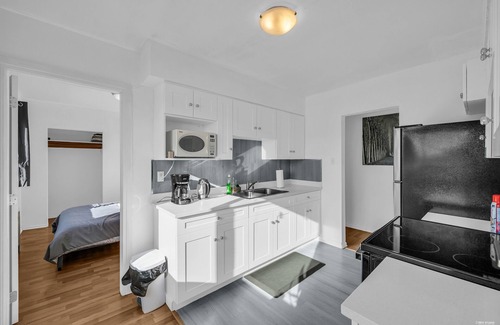 Marpole Appartement | Contemporary one-bed condo conveniently located near YVR & downtown Vancouver.