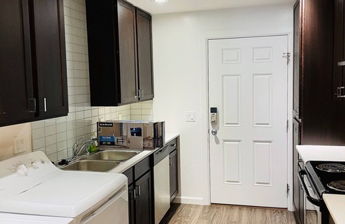 Central Oklahoma City Appartement | Contemporary Remodeled 6 Bed 4 Bath Apartment