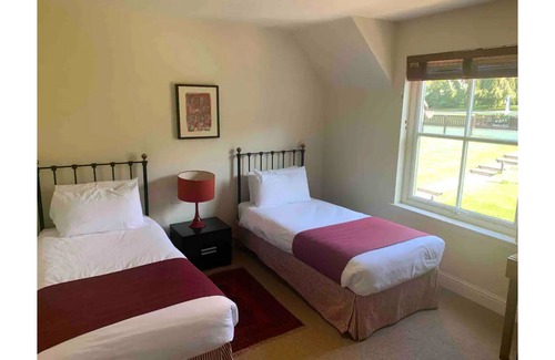 Auchterarder Maison | Contemporary Scottish Lodge -Pool & Spa Free Wifi
