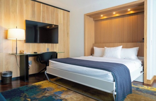 Logan Square Hôtel | Contemporary Suite with Kitchen and City Views | Swimming Pool | Pet-Friendly