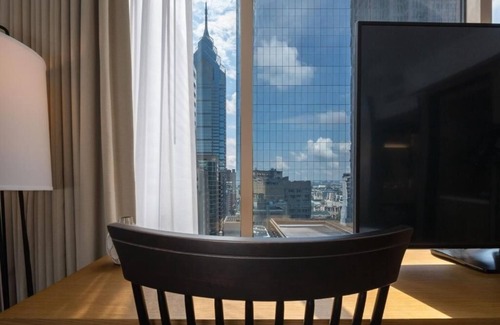 Logan Square Hôtel | Contemporary Suite with Kitchen and City Views | Swimming Pool | Pet-Friendly