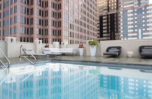Logan Square Hôtel | Contemporary Suite with Kitchen and City Views | Swimming Pool | Pet-Friendly