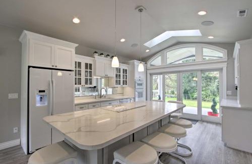 Parkland Maison | Contemporary Tacoma Cottage with Deck and Pond!