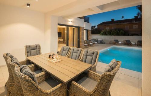 Petrovija Villa | Contemporary Villa Luxor