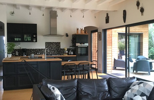 Carsan Villa | Maison contemporaine en bois avec piscine chauffée sur grand terrain au calme.
