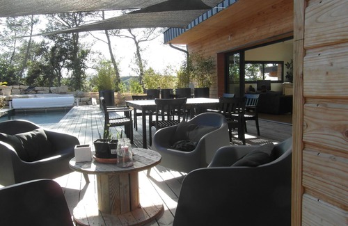 Carsan Villa | Maison contemporaine en bois avec piscine chauffée sur grand terrain au calme.