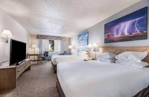 Palm Valley Hôtel | Convenience & Comfort! Pet-Friendly Unit with Free Parking, Pool, and Breakfast!