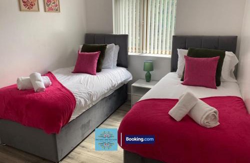 Oldbury Appartement | Convenient 2-bedroom Second Floor Flat By Escape & Estates Short Lets & Serviced Accommodation Oldbury with Free Parking
