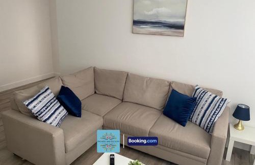 Oldbury Appartement | Convenient 2-bedroom Second Floor Flat By Escape & Estates Short Lets & Serviced Accommodation Oldbury with Free Parking