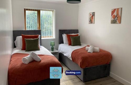 Oldbury Appartement | Convenient 2-bedroom Second Floor Flat By Escape & Estates Short Lets & Serviced Accommodation Oldbury with Free Parking