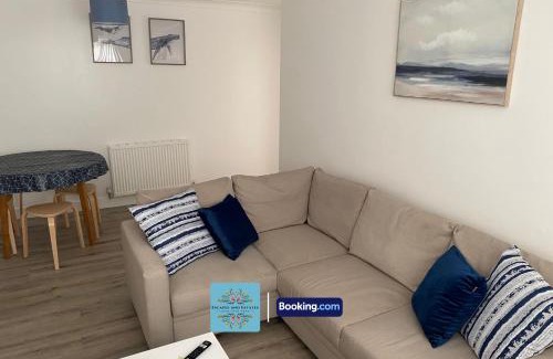 Oldbury Appartement | Convenient 2-bedroom Second Floor Flat By Escape & Estates Short Lets & Serviced Accommodation Oldbury with Free Parking